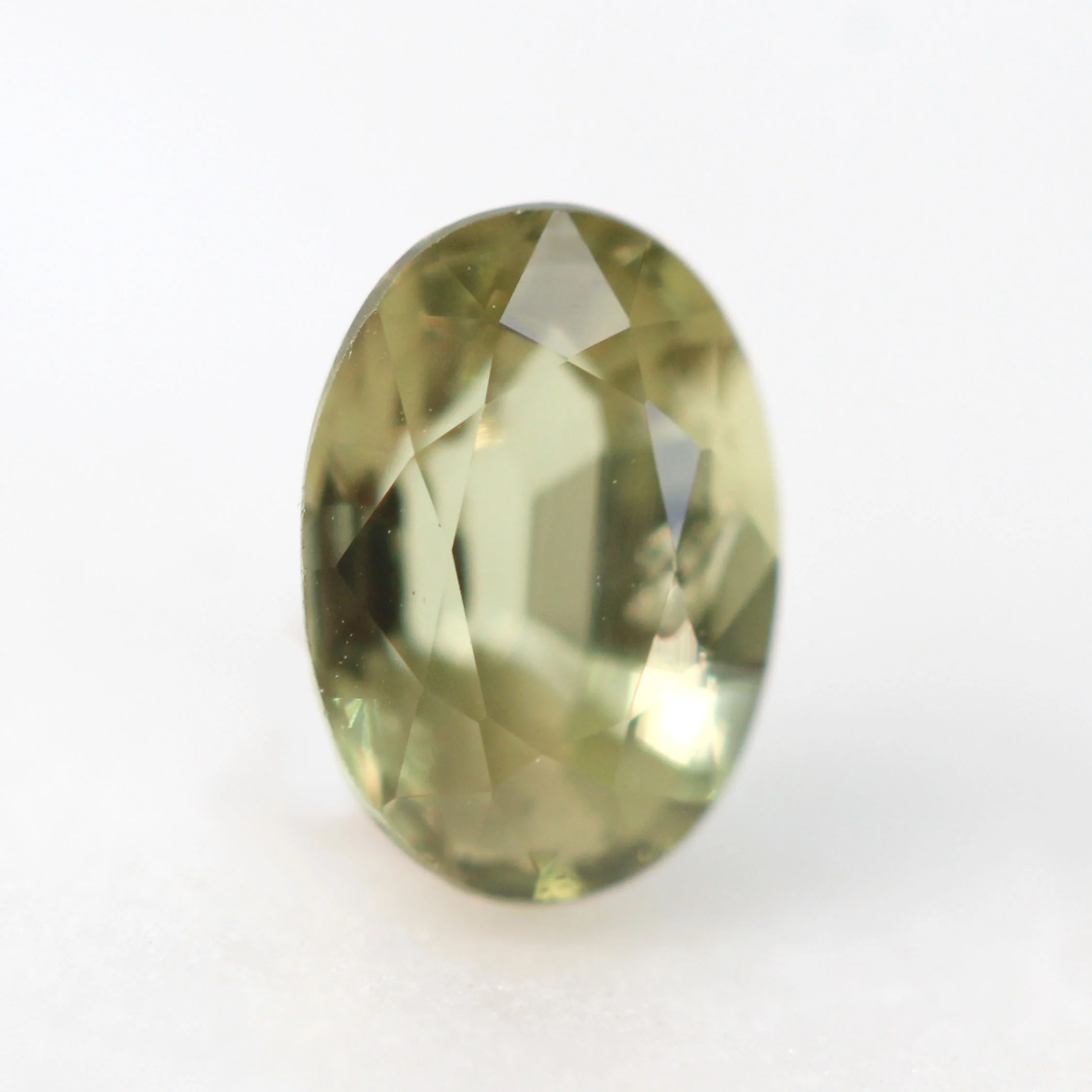 0.97 Carat GIA Certified Color-Change Yellow Green Oval Chrysoberyl Alexandrite for Custom Work - Inventory Code YGAO097 - Image 5