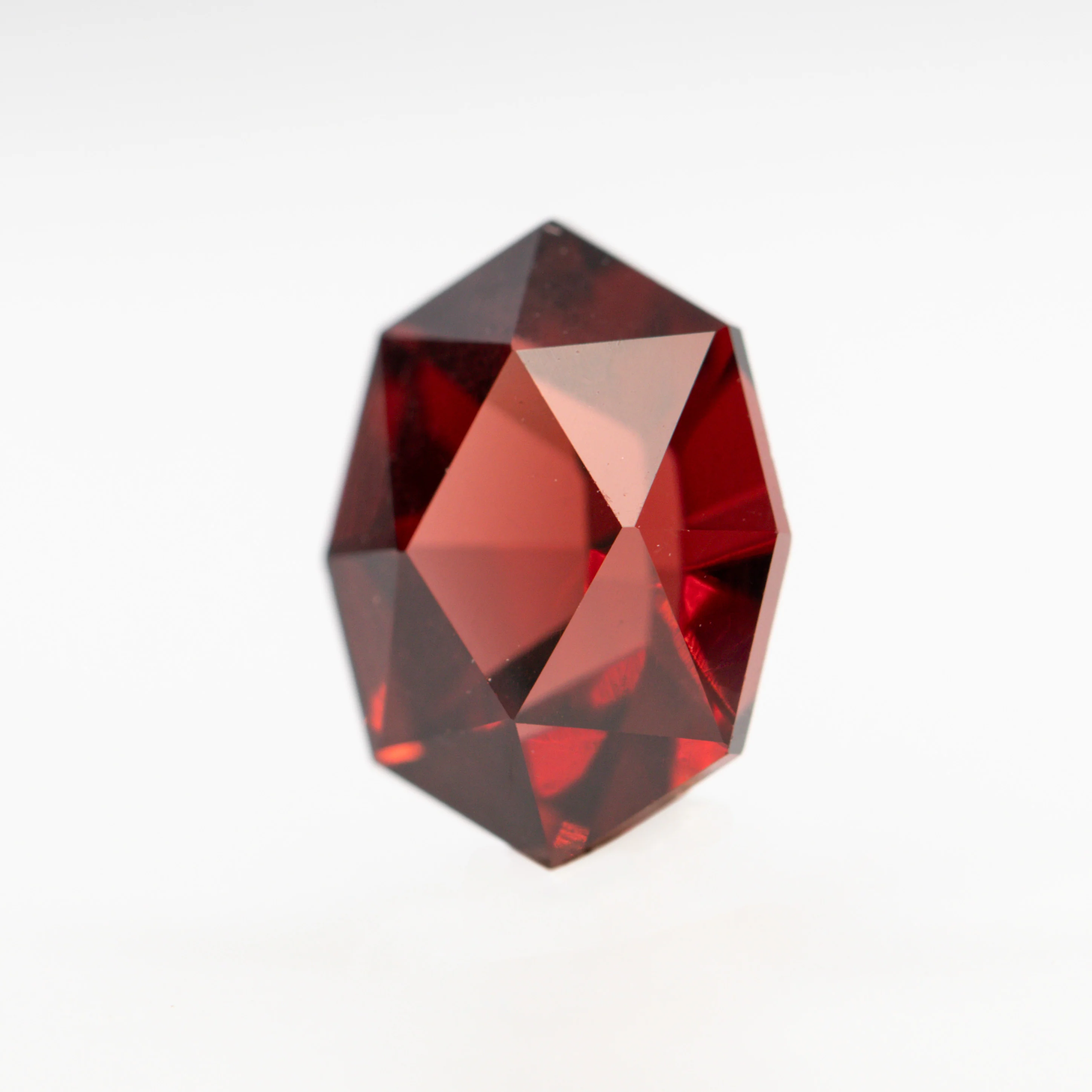 2.55 Carat Fancy Geometric Oval Pyrope Garnet for Custom Work - Inventory Code FCPG255 - Image 3