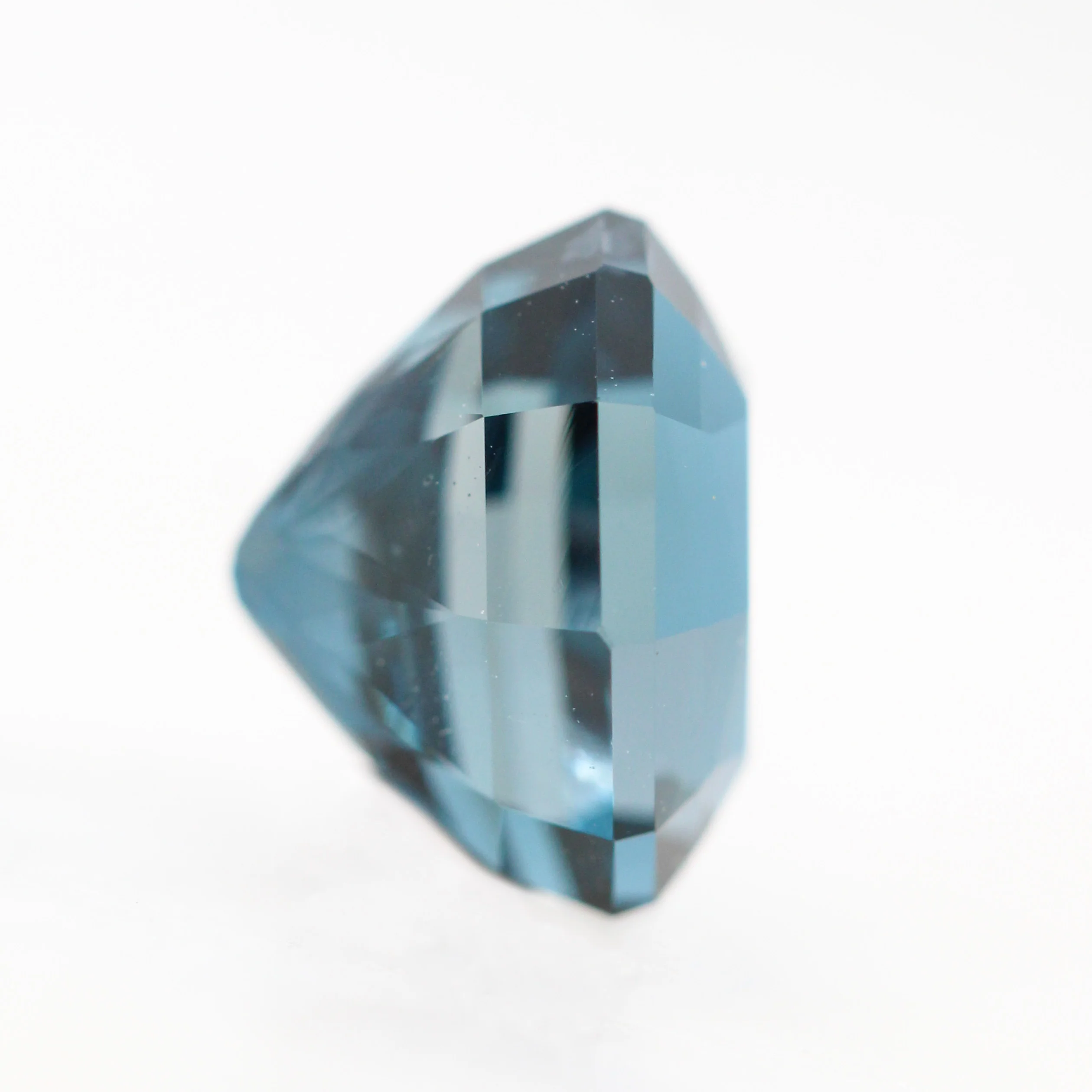 3.60 Carat Geometric Oval London Blue Topaz for Custom Work - Inventory Code GOT360 - Image 5